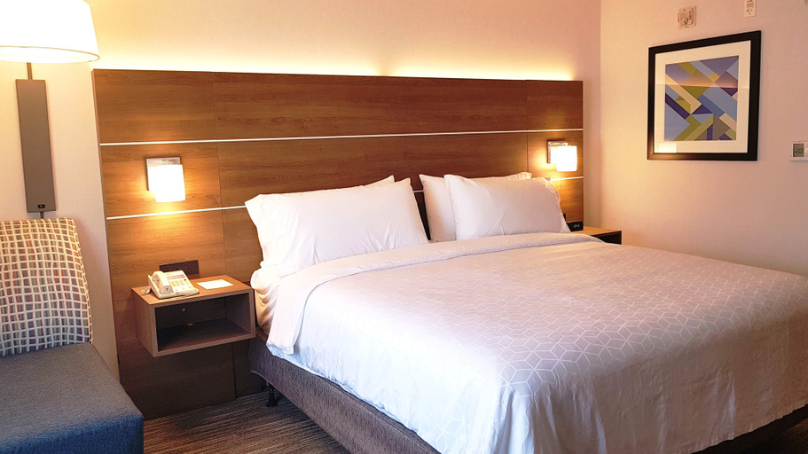 Bedroom 3, Holiday Inn Express & Suites SURREY by IHG, Greater Vancouver