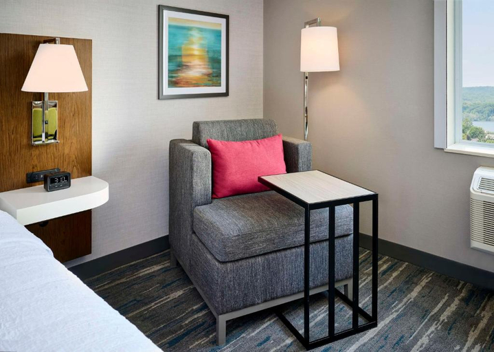 Bedroom 3, Hampton Inn by Hilton Hamilton, Hamilton