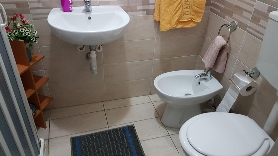 Bathroom 5, B&B Miraglia, Napoli