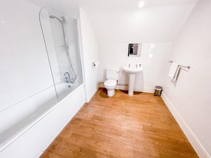 Bathroom 4, The Angel Hotel, Hampshire
