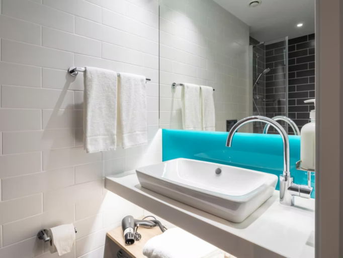 Bathroom 2, Holiday Inn Express ANTWERP - CITY CENTRE by IHG, Antwerpen