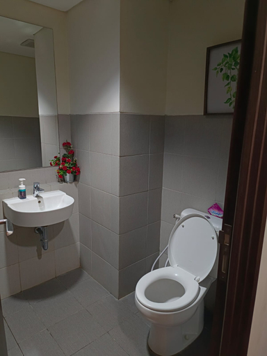 Bathroom 5, Warm Quiet Stay at Bintaro Icon, South Tangerang