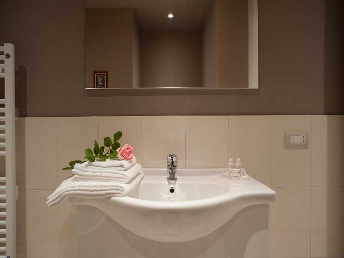 Bathroom, La Farina Apartments, Florence