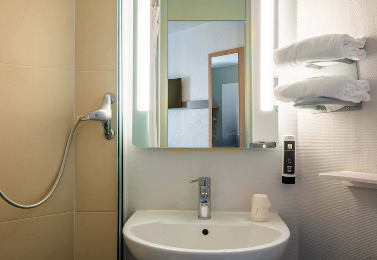 Bathroom 4, B&B HOTEL Annecy Argonay, Haute-Savoie
