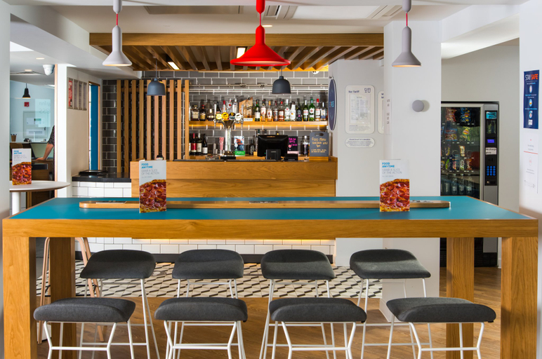 Food & Drinks 2, Holiday Inn Express CARDIFF BAY by IHG, Cardiff