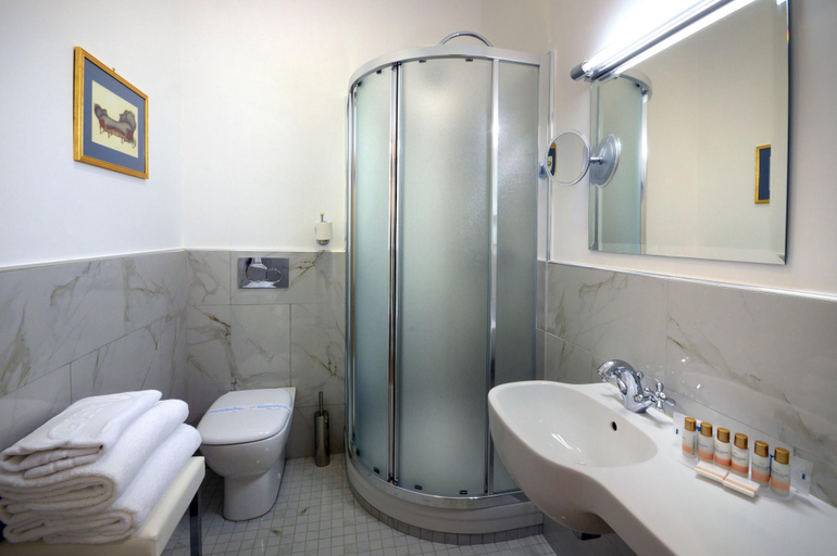 Bathroom 4, Grand Hotel Vittoria, Pistoia