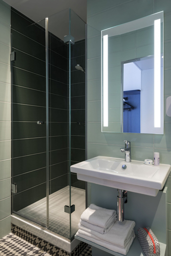 Bathroom 4, Ibis Styles Paris Gare Saint Lazare, Paris
