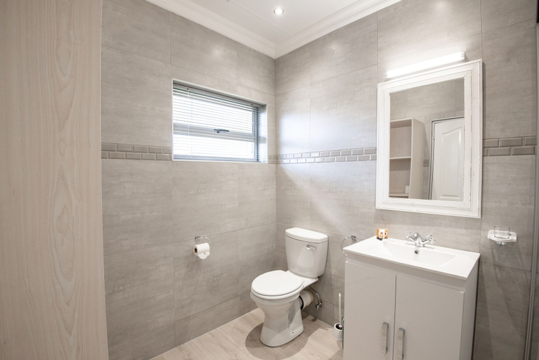 Bathroom 4, Arebbusch Travel Lodge, Windhoek East