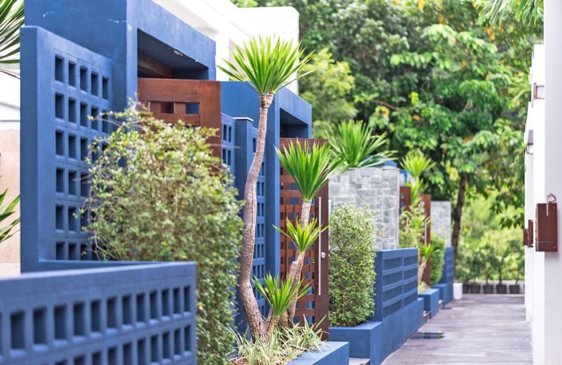 Exterior & Views