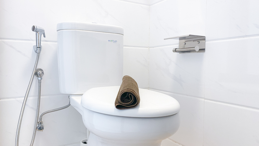Bathroom 5, Good Choice and Nice Studio at Sky House BSD Apartment By Travelio, Tangerang Selatan