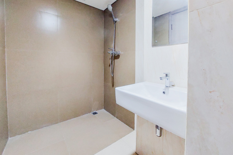 Bathroom 5, Comfortable and Tidy Studio Tamansari Bintaro Mansion Apartment By Travelio, Tangerang Selatan