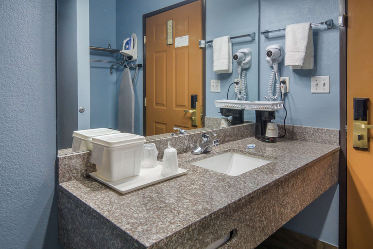 Bathroom 5, Rodeway Inn Carrollton I-35E, Dallas
