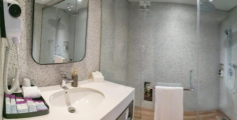 Bathroom 5, Mercure Surabaya Manyar, Surabaya