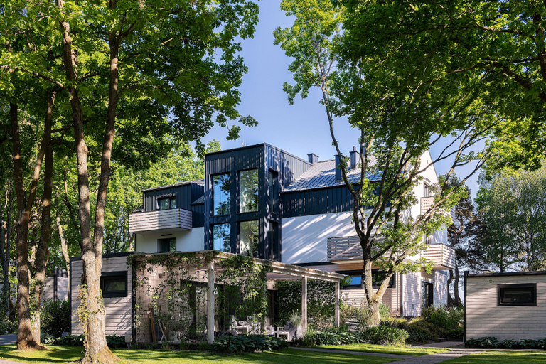 Exterior & Views