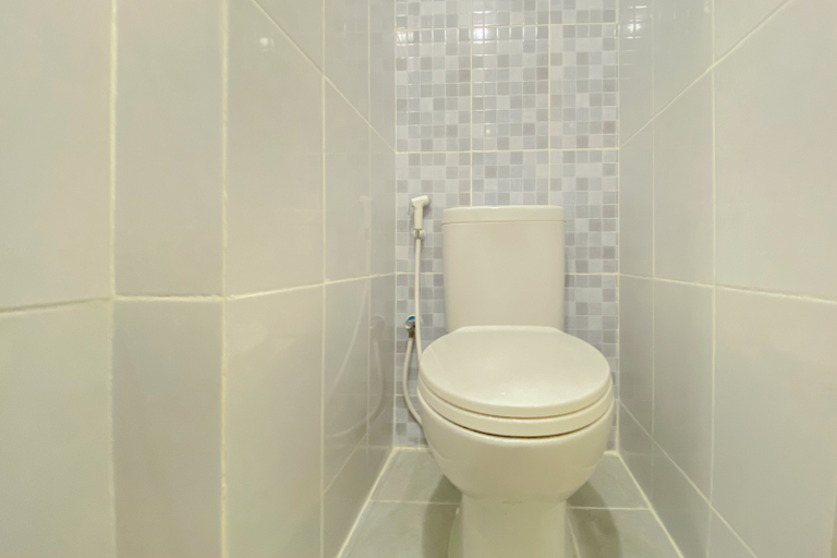 Bathroom 5, Compact and Restful Studio Apartment Tokyo Riverside PIK 2 By Travelio, Tangerang