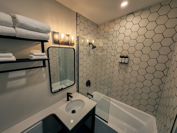 Bathroom 4, The Hotel at Falcon lake, Division No. 1