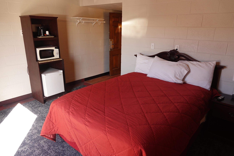 Bedroom 2, The Castle Inn, Scotts Bluff