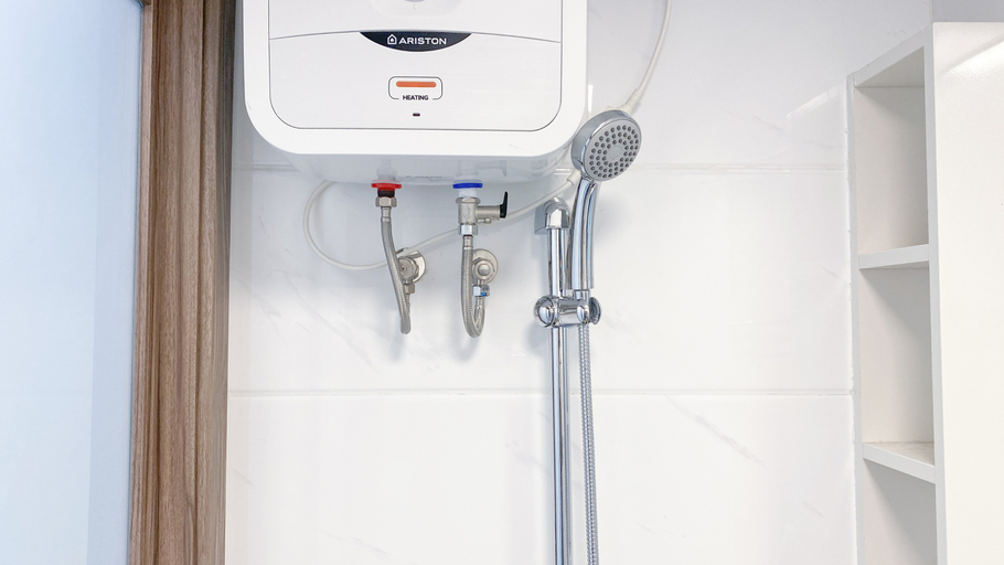 Bathroom 5, Comfy Stay Studio at Sky House BSD Apartment By Travelio, South Tangerang
