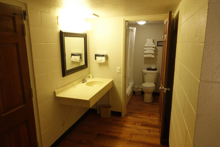 Bathroom 3, The Castle Inn, Scotts Bluff