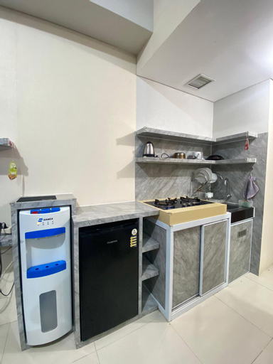 Dining Room, Zeva Room Apartemen Transpark Juanda Bekasi, Bekasi