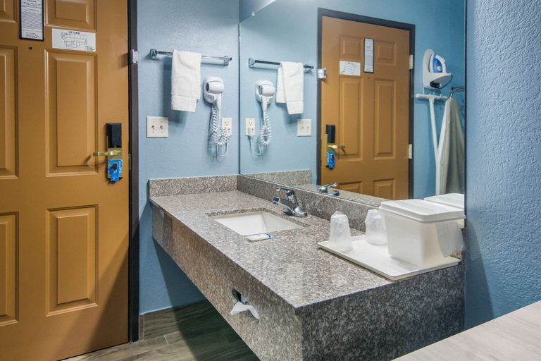 Bathroom 5, Rodeway Inn Carrollton I-35E, Dallas