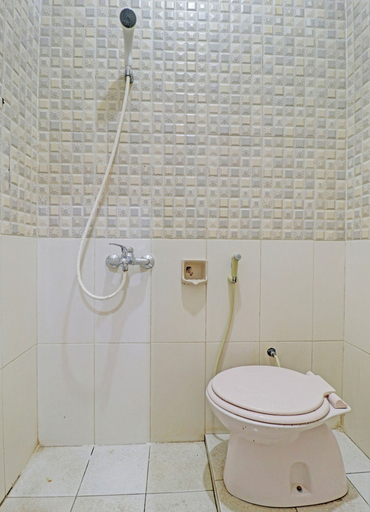 Bathroom 5, OYO Life 91480 Putridapisa Syariah, Sumedang
