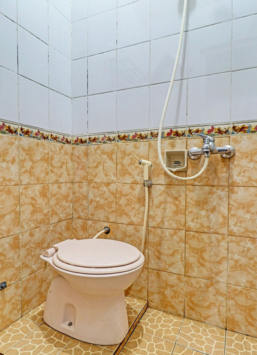 Bathroom 4, OYO Life 91480 Putridapisa Syariah, Sumedang