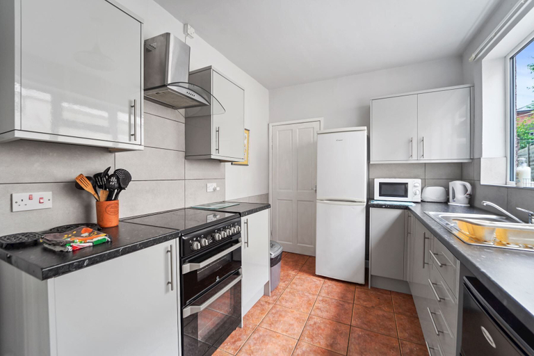 Others 5, 4 Bed Homely Retreat - Wolverhampton, Wolverhampton