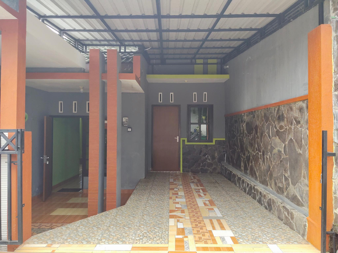 Exterior & Views, Eza homestay, Malang