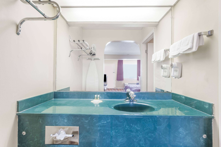 Bathroom 4, Days Inn by Wyndham Clinton, Hinds