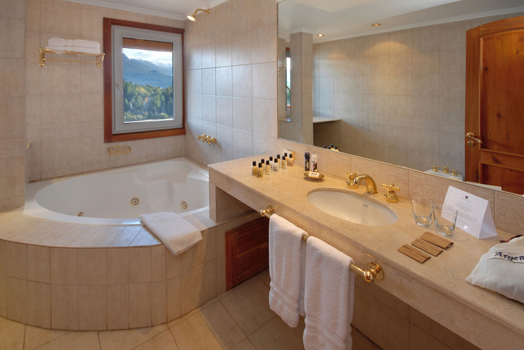 Bathroom 3, Isla Victoria Lodge, Los Lagos