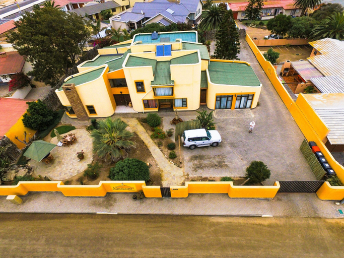 Exterior & Views