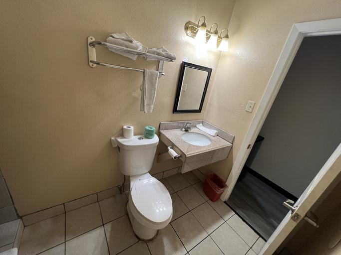 Bathroom 4, Country Inn-Giddings, Lee
