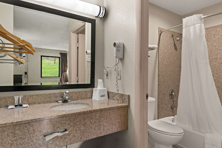 Bathroom 3, Americas Best Value Inn Laurel, Howard