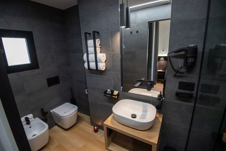 Bathroom 3, Contemporaneamente 147, Bari