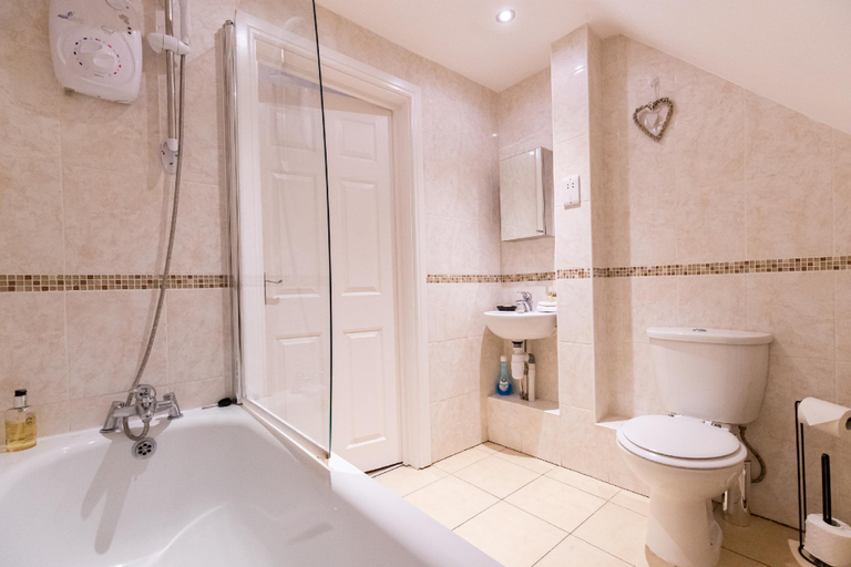 Bathroom, 2-bedroom Penthouse, Clockhouse, Hoddesdon, Hertfordshire