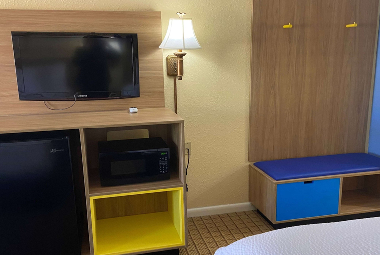 Bedroom 3, Days Inn by Wyndham Clinton, Hinds