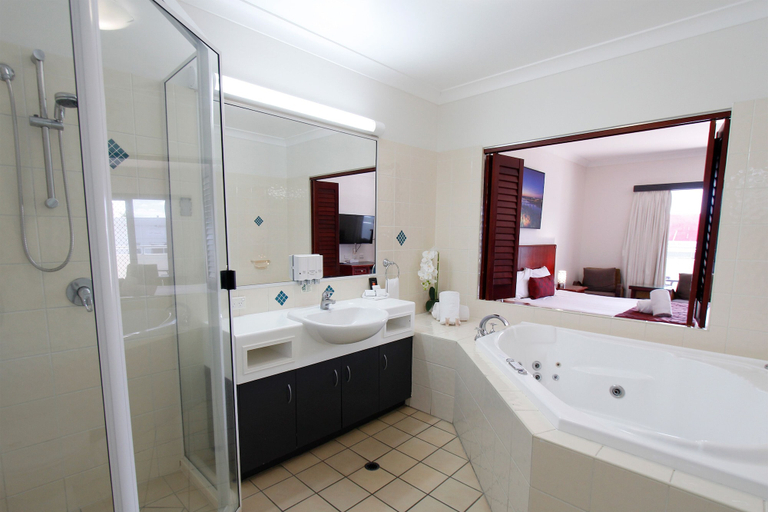 Bathroom 4, Coffee House Apartment Motel, Rockhampton