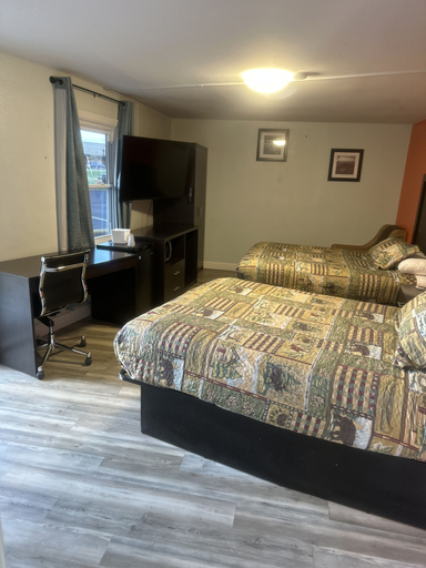 Bedroom 3, Whispering Pines Motel, Buncombe
