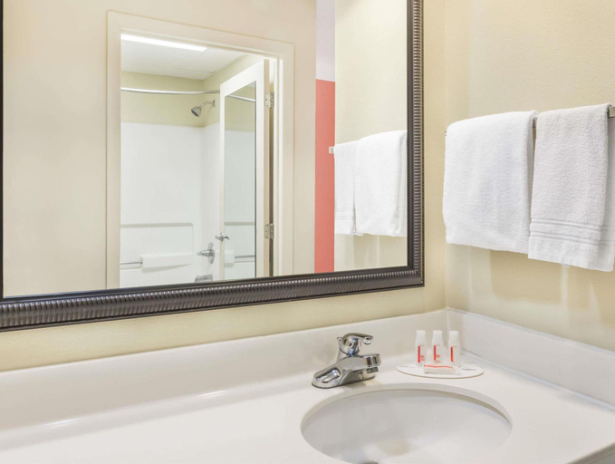 Bathroom 4, Days Inn by Wyndham Shallotte, Brunswick