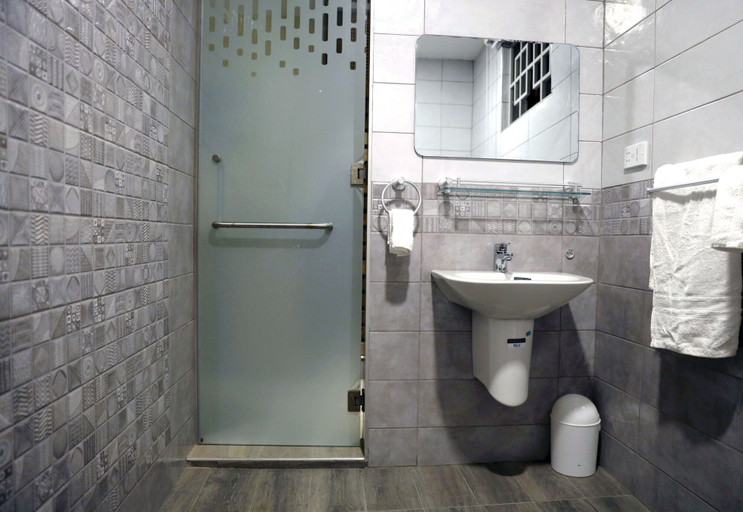 Bathroom 3, Aleri's Garden, Dangbe West