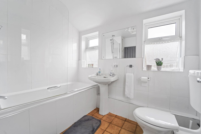 Bathroom, 4 Bed Homely Retreat - Wolverhampton, Wolverhampton