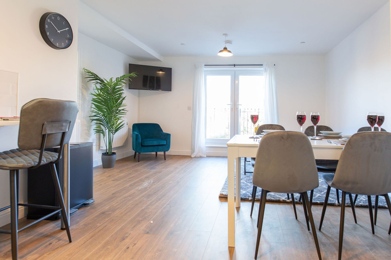 Others 4, Central Flats in Cardiff with Parking, Cardiff