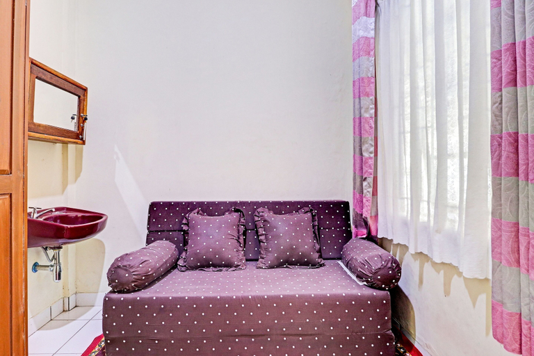 Bedroom 1, OYO Life 91480 Putridapisa Syariah, Sumedang