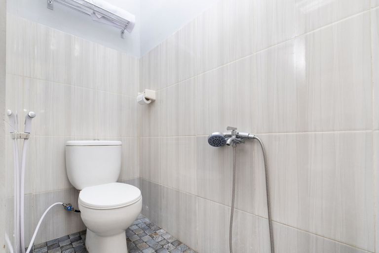 Bathroom 3, Hotel O Nareswari Guest House Syariah, Magelang