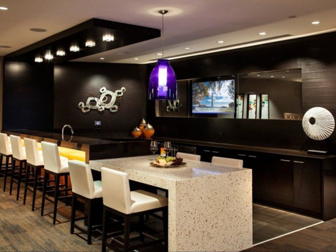 Food & Drinks, Upscale Apartments in Crystal City, Arlington