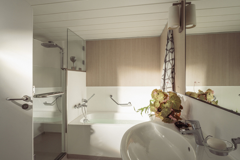 Bathroom 5, Four Seasons Explorer, Palau - Cruising Resort