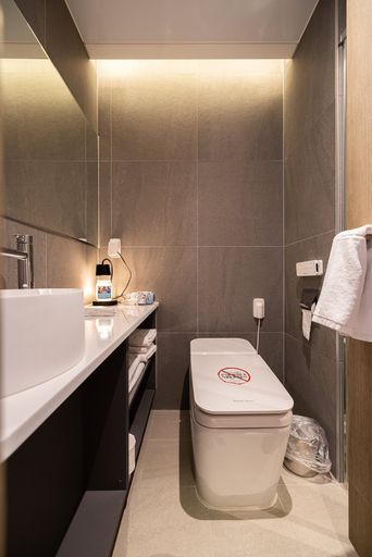 Bathroom 4, Ocean Park 9, Jung