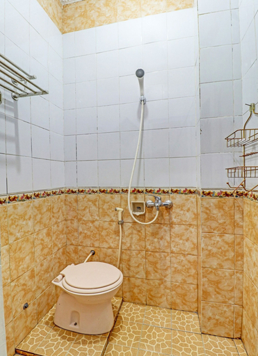 Bathroom 2, OYO Life 91480 Putridapisa Syariah, Sumedang