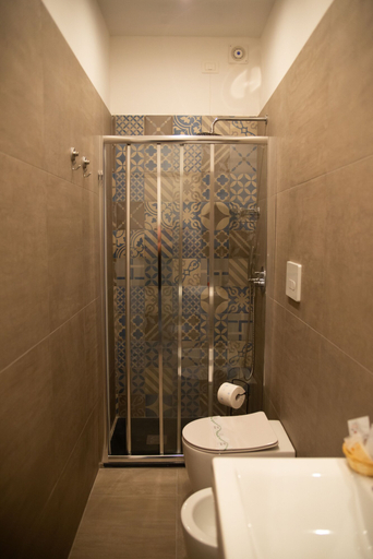 Bathroom 5, Blu Hotel, Salerno